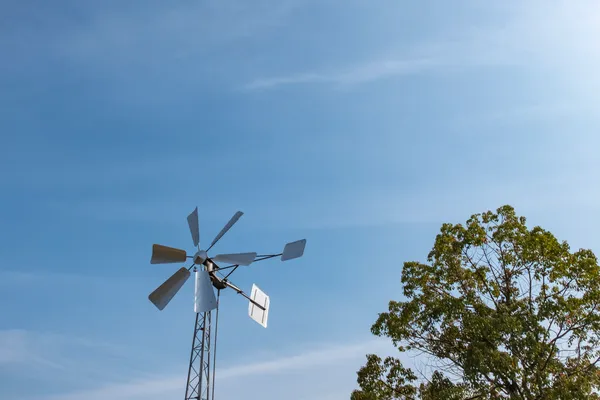 青空とメタルの風車　